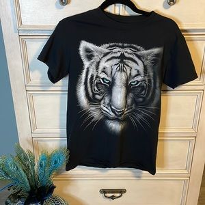 Women’s blue eyes, white tiger canvas, T-shirt, small